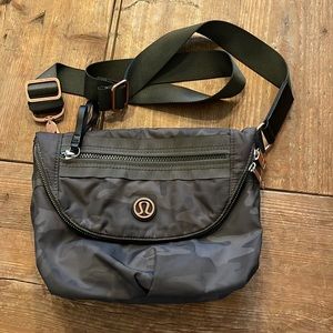Lululemon camo festival bag 5L, rose gold hardware, excellent condition!